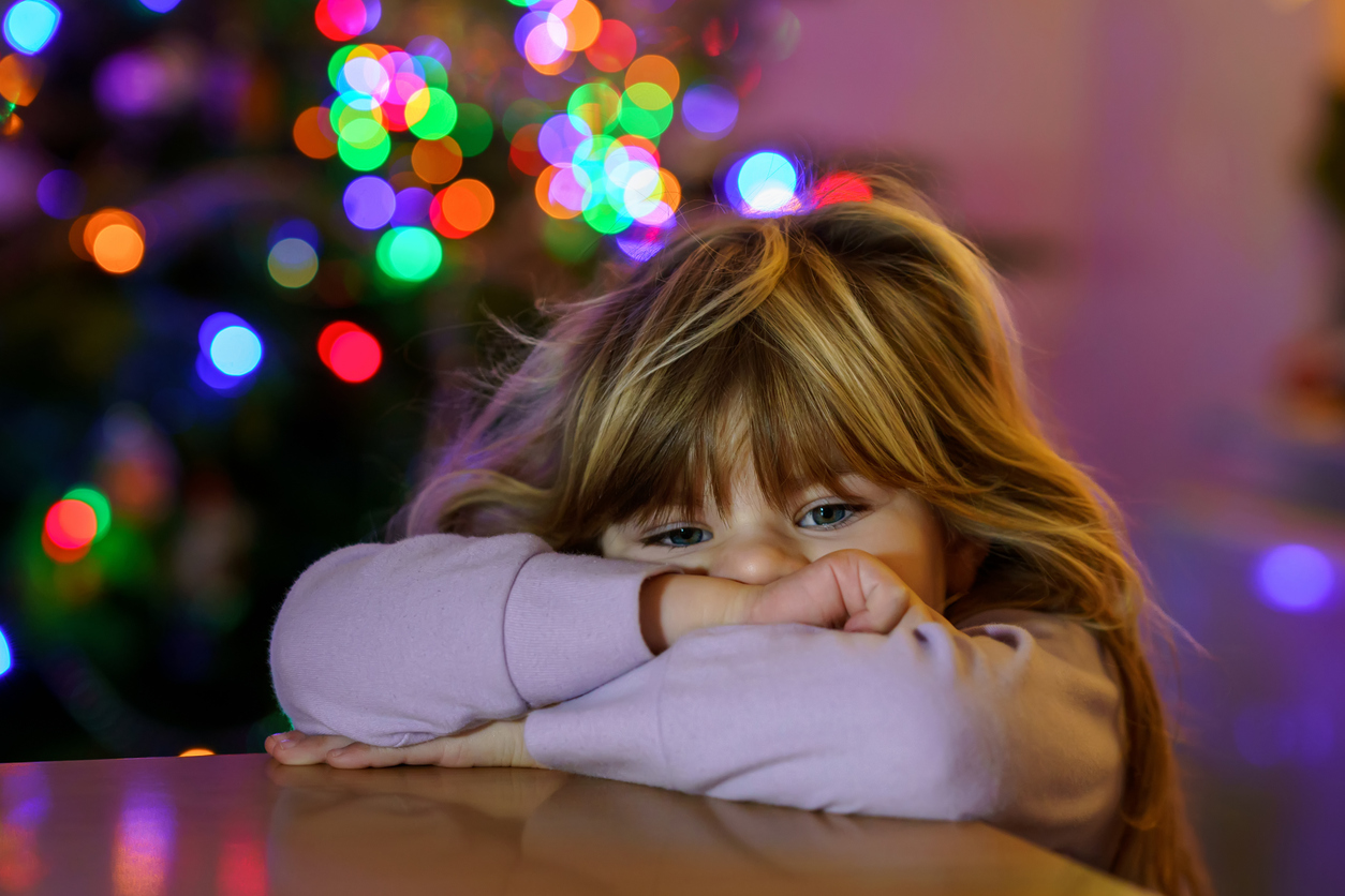 Trauriges Mädchen zu Weihnachten. 