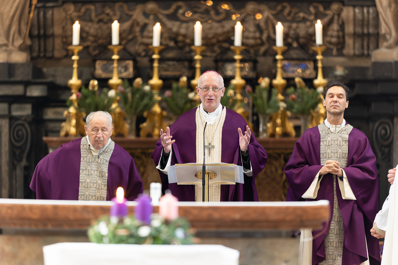 Gottesdienst im Advent, die Priester tragen violettes Gewand.