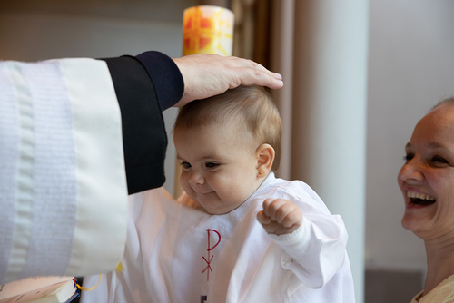 Segen für Taufkind / Erzdiözese Wien/ Schönlaub gestellte Szene, Pfarre Ober St. Veita