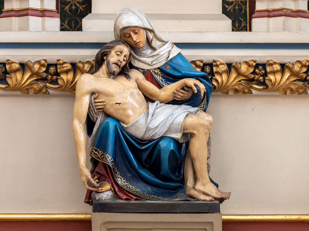 Nachdem Christus vom Kreuz abgenommen wird, wird der Leichnam in den Schoß seiner Mutter gelegt. Die Darstellung führt uns den Schmerz Mariens vor Augen und lässt uns mit ihr mitleiden. Wien, Lazaristenkirche