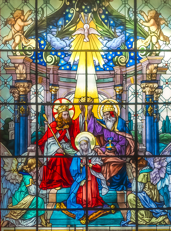 Jesus Christs zur Rechten Gottes bei der Krönung Mariens.